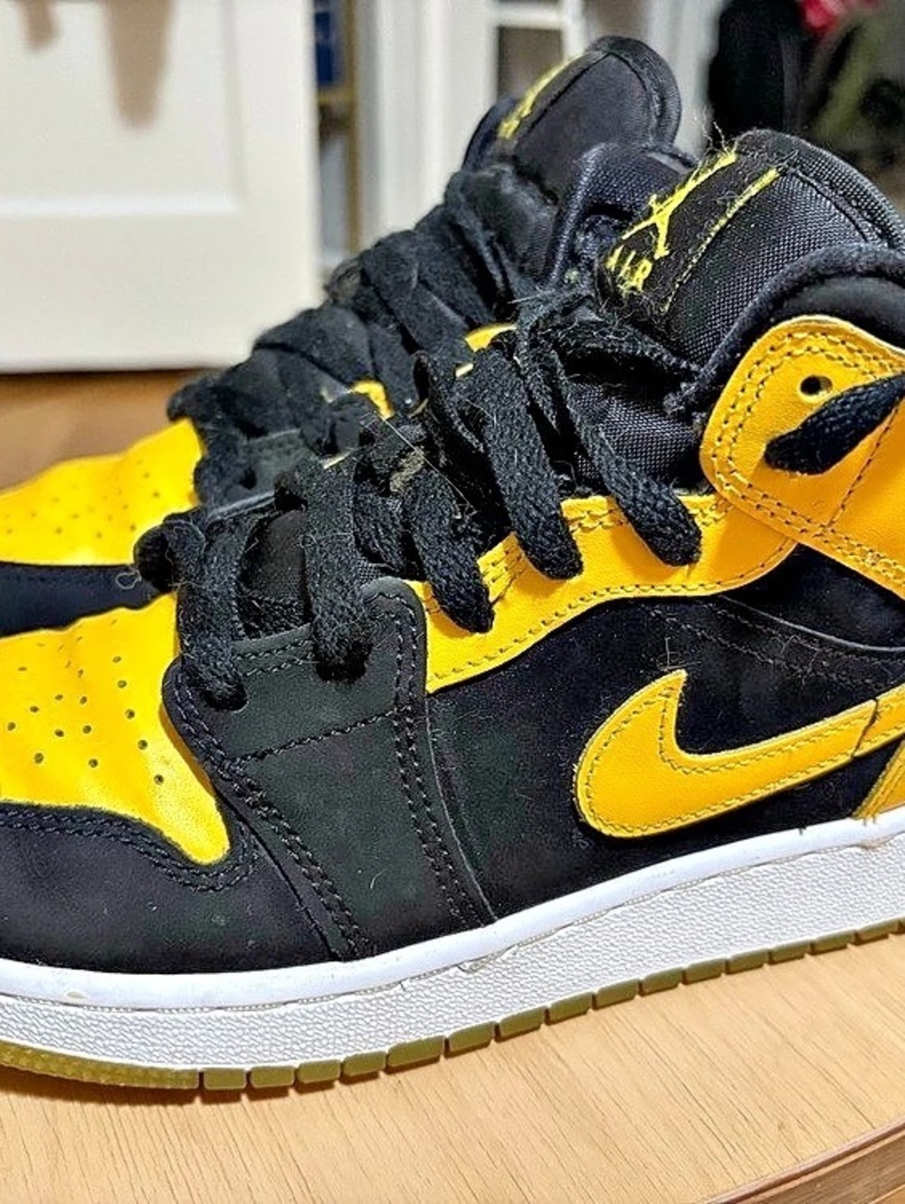 Jordan Air Jordan 1 Retro High OG High Sneakers Yellow & Black US 5.5Y